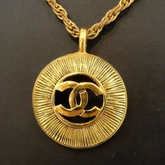 Authentic CHANEL CC Vintage 24K Gold Plated Necklace Chain Medallion Pendant - Picture 3 of 11